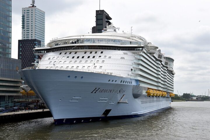 Harmony_of_The_Seas_(27151378661)_(2)